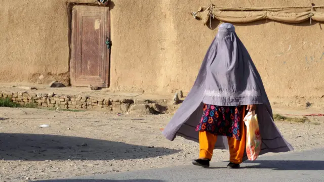 கந்தகாரில் நடந்து செல்லும் ஆப்கானிய பெண் 