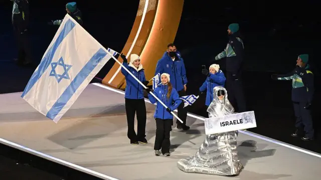 израильская команда на ОИ-2026, четыре человека с флагом