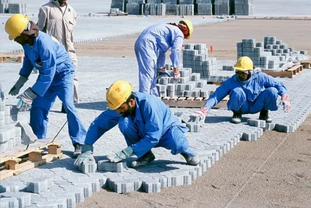 ਇੰਟਰਲੌਕ ਟਾਈਲ ਲਗਾਉਂਦੇ ਹੋਏ ਮਿਸਤਰੀ