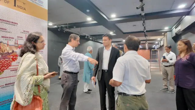 দিল্লির প্রদর্শনীর জন্য শেষ মুহুর্তের প্রস্তুতি বাংলাদেশ দূতাবাসের কর্মকর্তাদের
