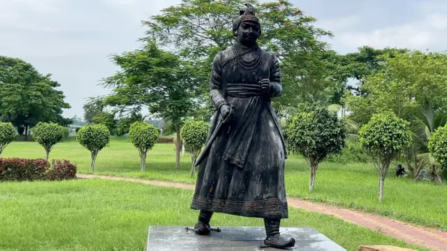 Ofisda masturbatsiya qiladi Svingerlar jinsiy aloqa