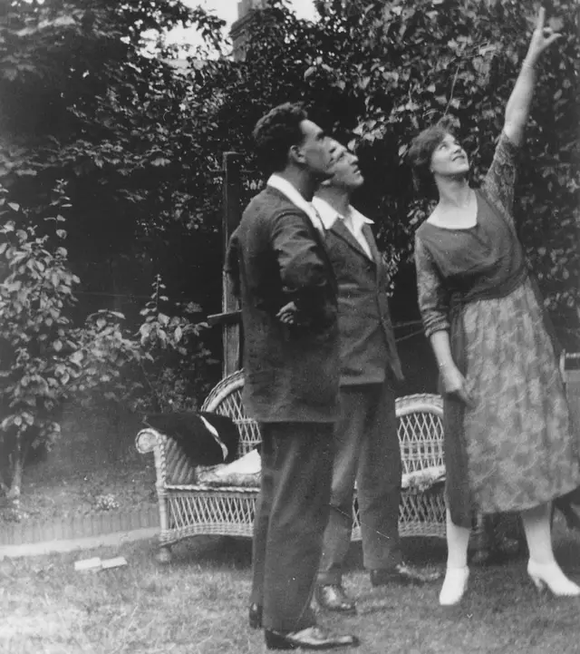 Edith, evinin bahçesinde kocası ve aşığı ile birlikte