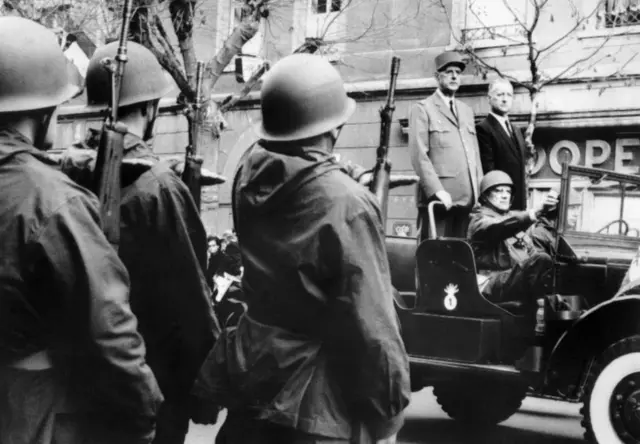 Le président français le général de Gaulle (2e à droite, debout) entouré du ministre de la Défense Pierre Messmer (à droite) sont accusés par Sékou Touré de vouloir destabiliser son régime dans le cadre de l'Opération Persil.