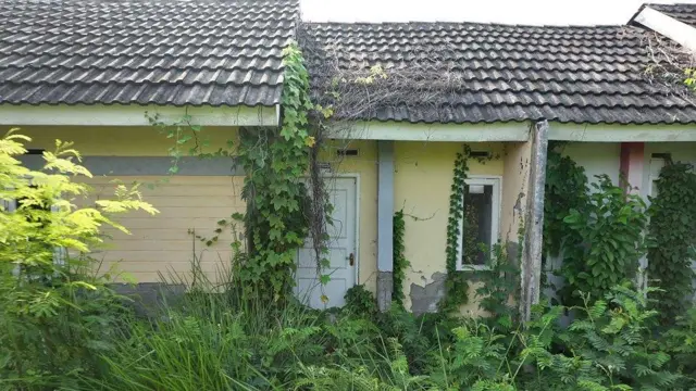 Salah satu rumah subsidi yang berada di Cikarang, Kabupaten Bekasi. Rumah subsidi ini sudah lama ditinggalkan pemiliknya. Kini rumah tersebut dipenuhi semak belukar. 