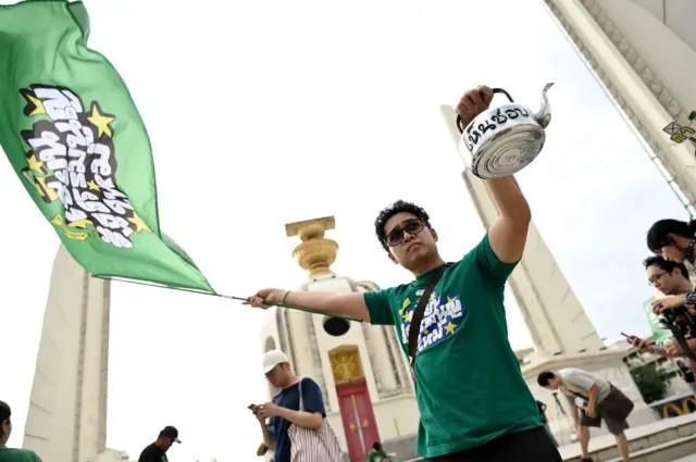 ประชาชน 21 ล้านเสียง (58.64%) เห็นชอบคำถามประชามติเมื่อ 8 ก.พ. เพื่อเปิดทางสู่การจัดทำรัฐธรรมนูญฉบับใหม่ โดยก่อนหน้านี้เครือข่ายภาคประชาชนร่วมขบวนการธงเขียวรณรงค์ให้ “กาเห็นชอบ