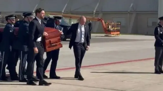 Віцепрезидент допоміг нести труну до літака