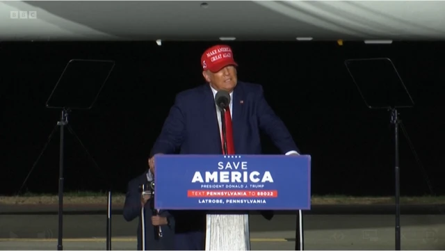 دونالد ترامپ در گردهمایی از بایدن انتقاد می‌کند و به احتمال نامزدی‌اش در سال ۲۰۲۴ اشاره می‌کند