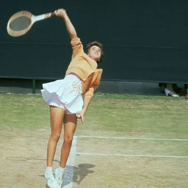 No início dos anos 1960, Maria Esther Bueno chocou os dirigentes de Wimbledon ao entrar em quadra usando roupa íntima rosa