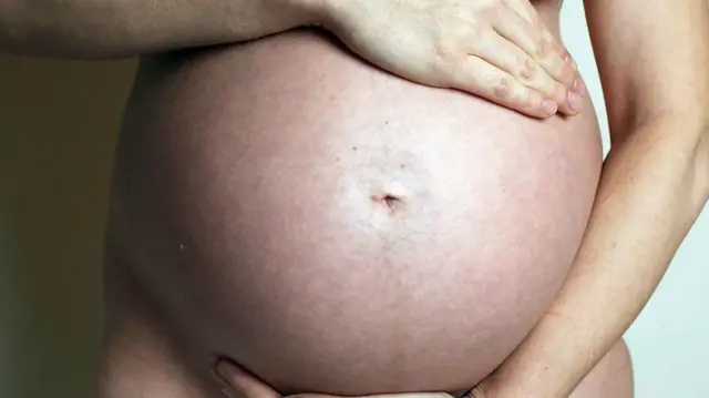 Mulher grávida colocando as mãosblaze como jogar sem dinheirovolta da barriga