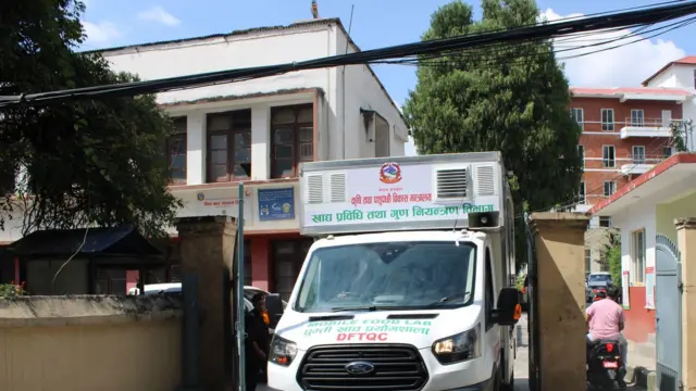 खाद्य प्रविधि तथा गुण नियन्त्रण विभागको एउटा गाडी