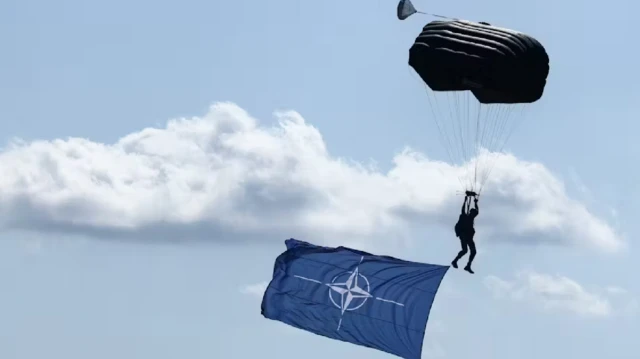 علم الناتو يهبط في مظلة