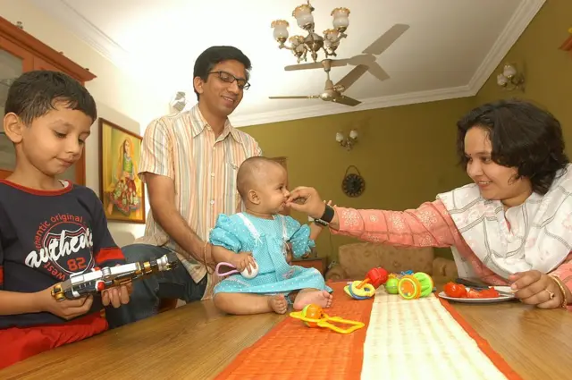 बच्चों में अलग-अलग तरह के भोजन करने की आदत डालना उनके लिए कई मायनों में ज़रूरी है (सांकेतिक तस्वीर)
