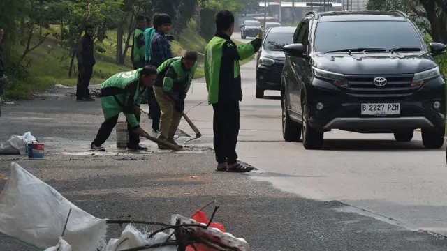 Grab Indonesia mengeklaim besaran tarif dan biaya sewa aplikasi yang ditetapkan pihaknya sesuai aturan Keputusan Menteri Perhubungan tahun 2022 yakni 15%. 