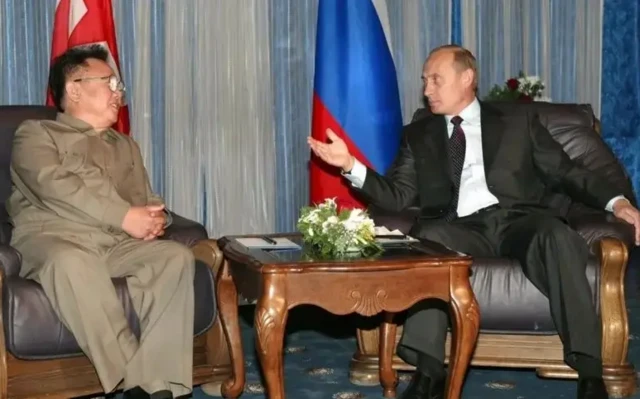 Vladimir Poutine (à droite), Kim Jong-il (à gauche)
