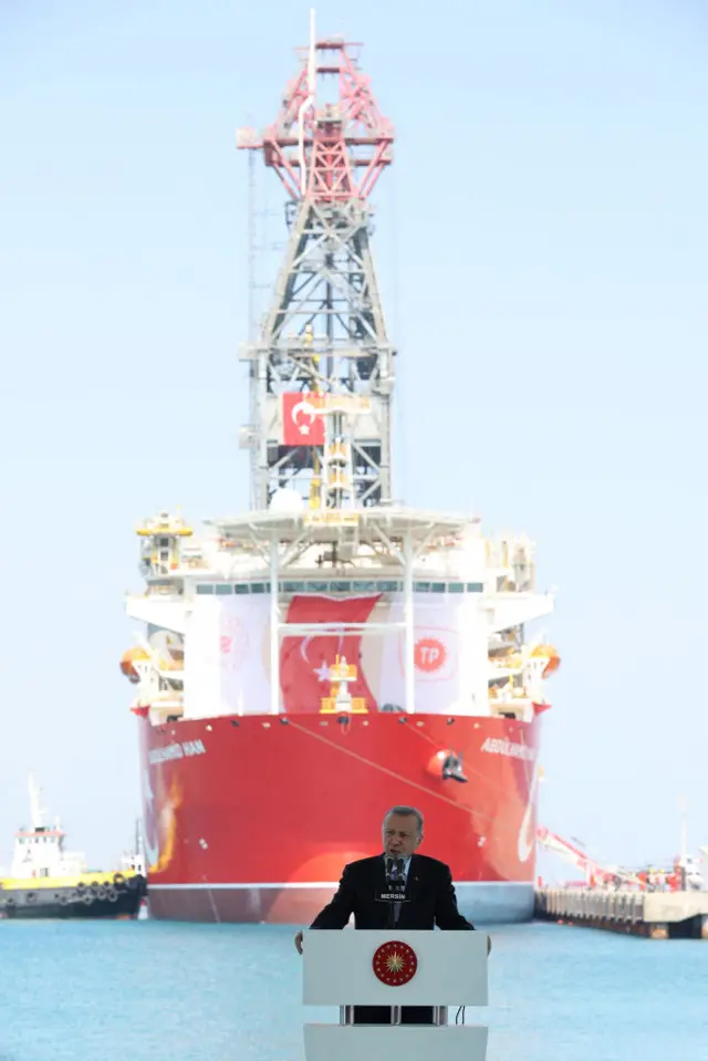 Ağustos 2022'de Türkiye'nin denizlerdeki hidrokarbon faaliyetlerine hız katması amaçlanan dördüncü sondaj gemisi Abdülhamid Han'ın açılış töreni yapıldı