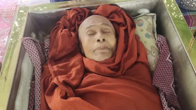 မန္တလေးမှာ အသက် ၉၀ ကျော်ဘုန်းကြီးတစ်ပါး ကားတိုက်ခံရပြီးနောက် အလောင်းစွန့်ပစ်ခံရ 