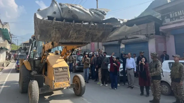 نامہ نگار ریاض مسرور جب موقع پر پہنچے تھے تو قصبے کے مختلف حصوں میں گرنے والے ایک جہاز کے ٹکروں کو جمع کیا جا رہا تھا۔