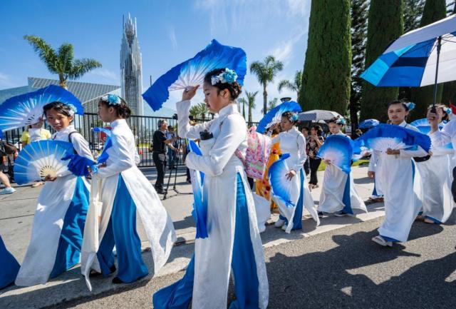 Áo dài trong một sinh hoạt tôn giáo của cộng đồng người Việt ở Quận Cam, California vào năm 2023