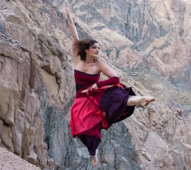 Hilde ni inzobere mu mbyino z'amoko y'abantu atandukanye muri Afurika, i Burayi, Aziya na Amerika