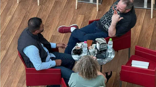 స్యూ, రాబ్, స్కార్పియన్ సమావేశపు ఫోటో 