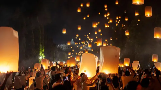 চাঁদের অবস্থানের ওপর নির্ভর বহু সংস্কৃতিতে নানা রকম উৎসব পালন করা হয়