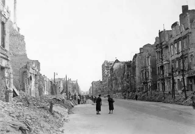 نمای از ویرانی شهر برلین بعد از جنک جهانی دوم 