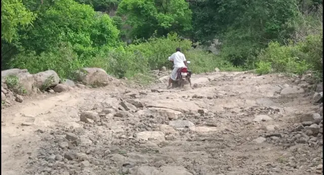 சாலை வசதி இல்லாத கிராமம்