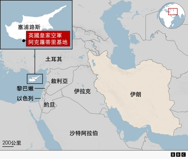 地图呈现东地中海与中东地区。塞浦路斯被标示并附有放大框，显示英国皇家空军阿克罗蒂里基地位于南部。周边国家标示包括北方的土耳其、东侧的叙利亚与黎巴嫩、再往南的以色列与约旦，以及更东方的伊拉克、沙特阿拉伯与伊朗。地图上附有比例尺，标示500公里与200英里。角落的小地球图显示该区域在全球的位置。