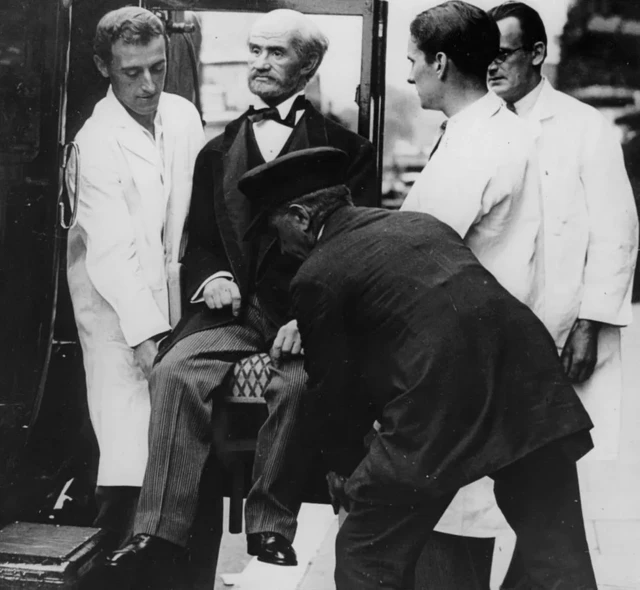 مجسمه مومی چارلز پیس در حال انتقال از موزه مادام توسو به یک گردهمایی