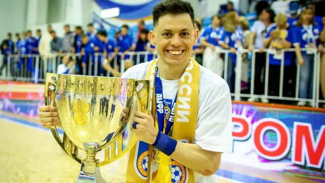 João Guilherme Carvalho, jogador de futsal, segura troféu