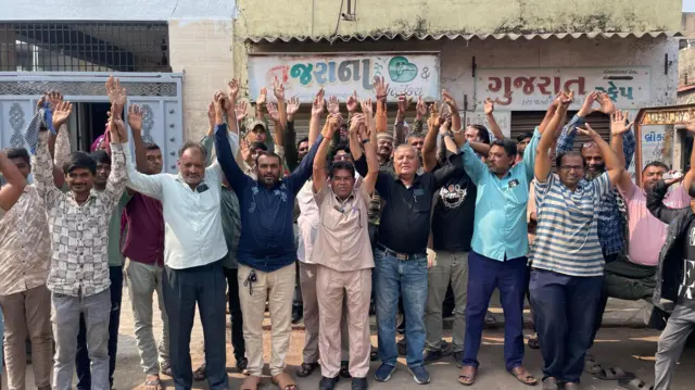 आमदभाई, लक्ष्मणभाई, बावभाई (बाएं से तीसरे) और अन्य लोग मंगलवार को हाई कोर्ट फैसले के बाद जश्न मनाते हुए