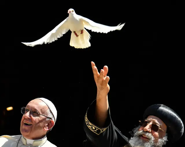 Papa Francisco ao lado de líder da Igreja Copta Ortodoxa do Egito, que lança uma pomba da paz