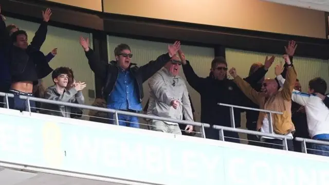 Noel (à esquerda, ao centro) e Liam Gallagher celebraram a vitória do Manchester City na final da Copa da Inglaterra, no Estádio de Wembley