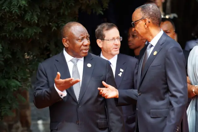 Le président sud-africain Cyril Ramaphosa (à gauche) et le président du Rwanda, Paul Kagame (à droite), sont vus avant le début des 100 jours de commémoration alors que le Rwanda commémore le 30e anniversaire du génocide des Tutsis, le 7 avril 2024 à Kigali.
