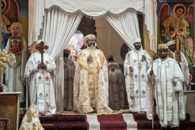 Seorang pendeta Kristen Ortodoks Ethiopia berdiri di altar dengan dikelilingi sejumlah diaken dalam sebuah kebaktian di Addis Ababa, pada Mei 2024 lalu.