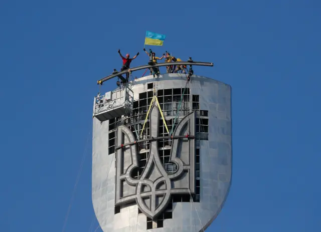 Рабочие монтируют трезубец