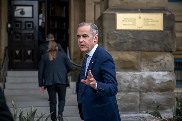 Lãnh đạo Đảng Tự do Canada, Mark Carney, đến Văn phòng Thủ tướng một ngày sau khi đảng của ông giành chiến thắng trong cuộc bầu cử toàn quốc Lãnh đạo Đảng Tự do Canada, Mark Carney, đến Văn phòng Thủ tướng một ngày sau khi đảng của ông giành chiến thắng trong cuộc bầu cử toàn quốc