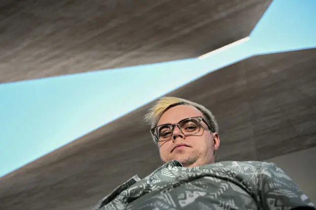 Pavel Talankin, một giáo viên, quay phim và nhà làm phim người Nga, tạo dáng trong một buổi chụp ảnh ở Prague vào ngày 27/6/2025.