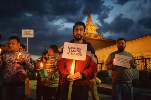 श्रीनगरमा बुधवार राति आयोजित क्यान्डल लाइट भिजिल