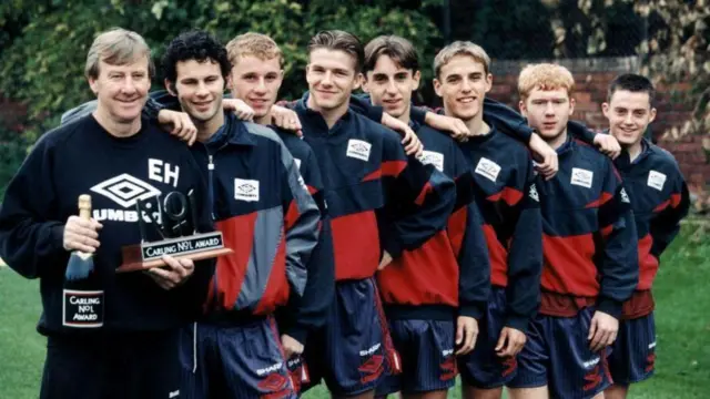 دیوید بکام یکی از ستاره‌های جوان نسلی از منچستر یونایتد است که به «کلاس ۹۲» معروف شد. بازیکنانی که از قهرمانی در جوانان باشگاه‌های انگلیس سال ۱۹۹۲ شروع کردند و بعدها در سال ۱۹۹۹ برنده سه‌گانه لیگ قهرمانان اروپا، لیگ برتر انگلیس و جام حذفی انگلیس شدند.