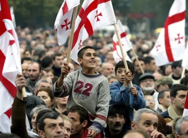 تجمع اعتراضی در مرکز تفلیس، پایتخت گرجستان - ۸ نوامبر ۲۰۰۳