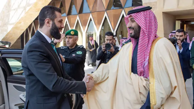 ولي العهد السعودي الأمير محمد بن سلمان يصافح رئيس المرحلة الانتقالية في سوريا أحمد الشرع في الرياض