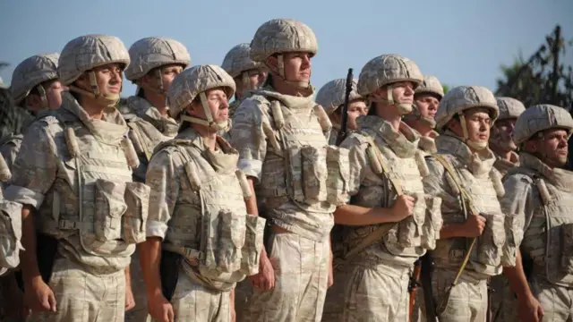 एक आकलन के अनुसार सीरिया में रूस के 7,500 सैनिक मौजूद हैं.