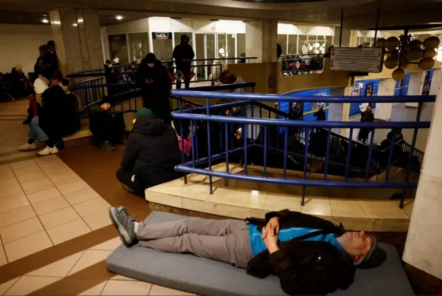 Кияни ховаються у метро під час ракетної атаки 13 листопада 