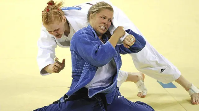 رزی (با لباس آبی) به عنوان یک نوجوان در المپیک ۲۰۰۴ آتن شرکت کرد ولی چهار سال بعد در پکن مدال برنز گرفت