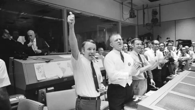 مشاهد الاحتفال والابتهاج في مركز مراقبة البعثة الفضائية