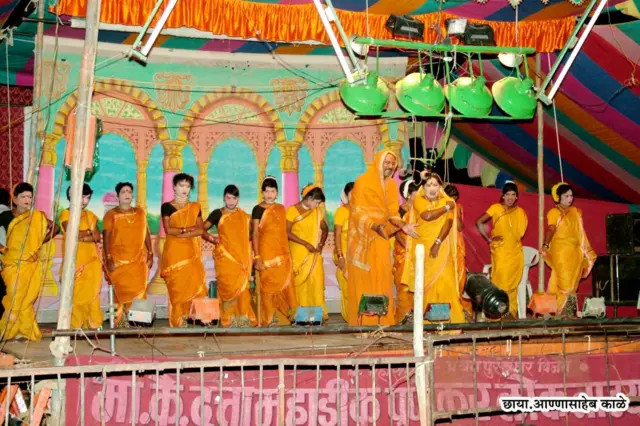 1880 च्या दरम्यान मुंबईत कापड गिरण्यांचे जाळे विस्तारत होते. खेड्यापाड्यातून तरुण मंडळी पोटापाण्यासाठी मुंबईत जात होती. तोवर सिनेमाचा उदय झालेला नसल्याने मुंबईत तमाशा रुजायला लागला होता. 