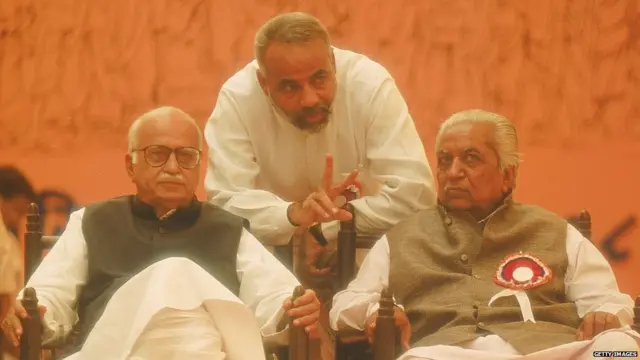 મોદી અડવાણી અને વાજપેયીની તસવીર