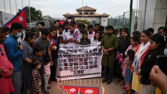जेन जी प्रदर्शनमा शहीद भएकाहरूलाई श्रद्धाञ्जलि दिन दीप प्रज्वलन गरिँदै