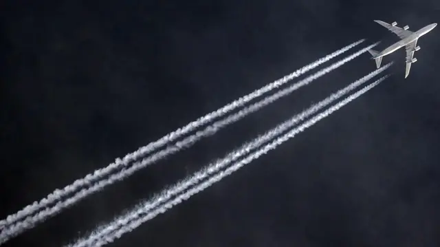  Boeing 747-8 ikiruka juu ya Uwanja wa Ndege wa Barcelona, ​​Uhispania, Ndege